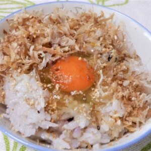 かつお節といりごまの卵かけご飯